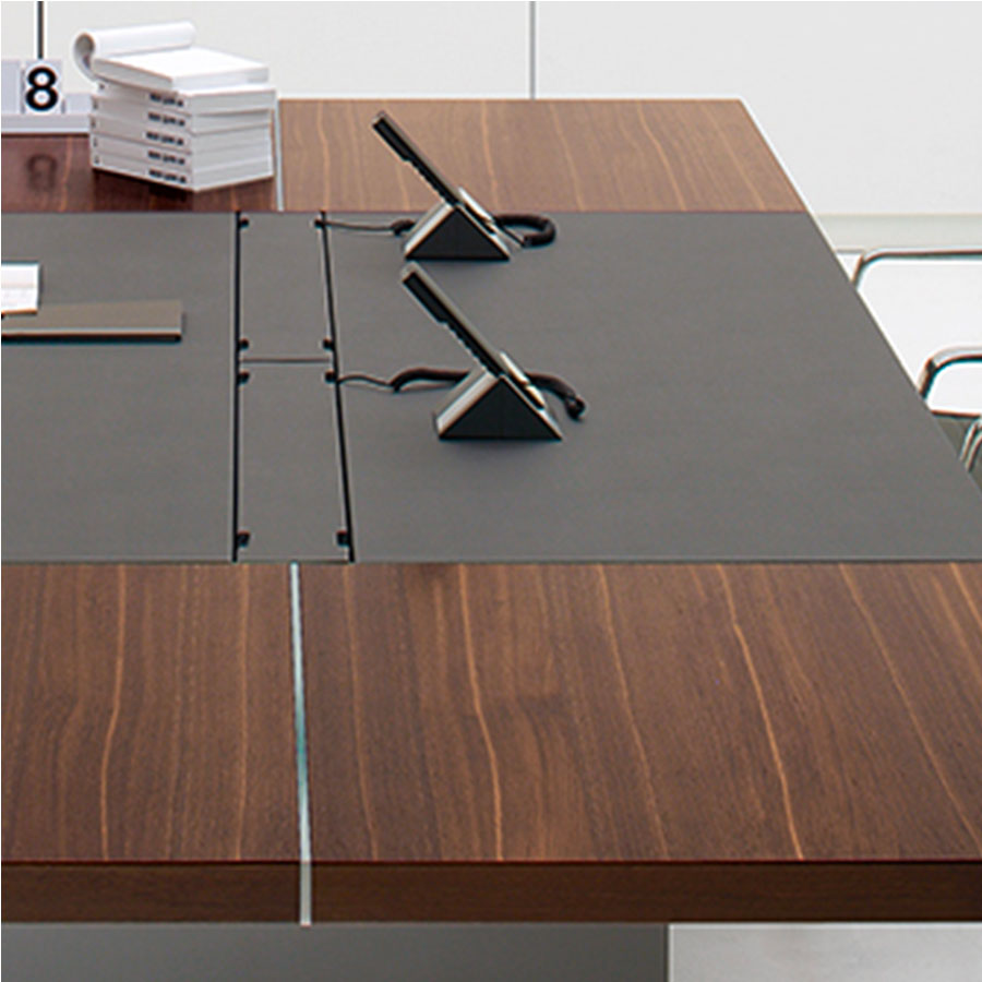 tavolo riunione artu in legno rovere cotto con top-access centrale