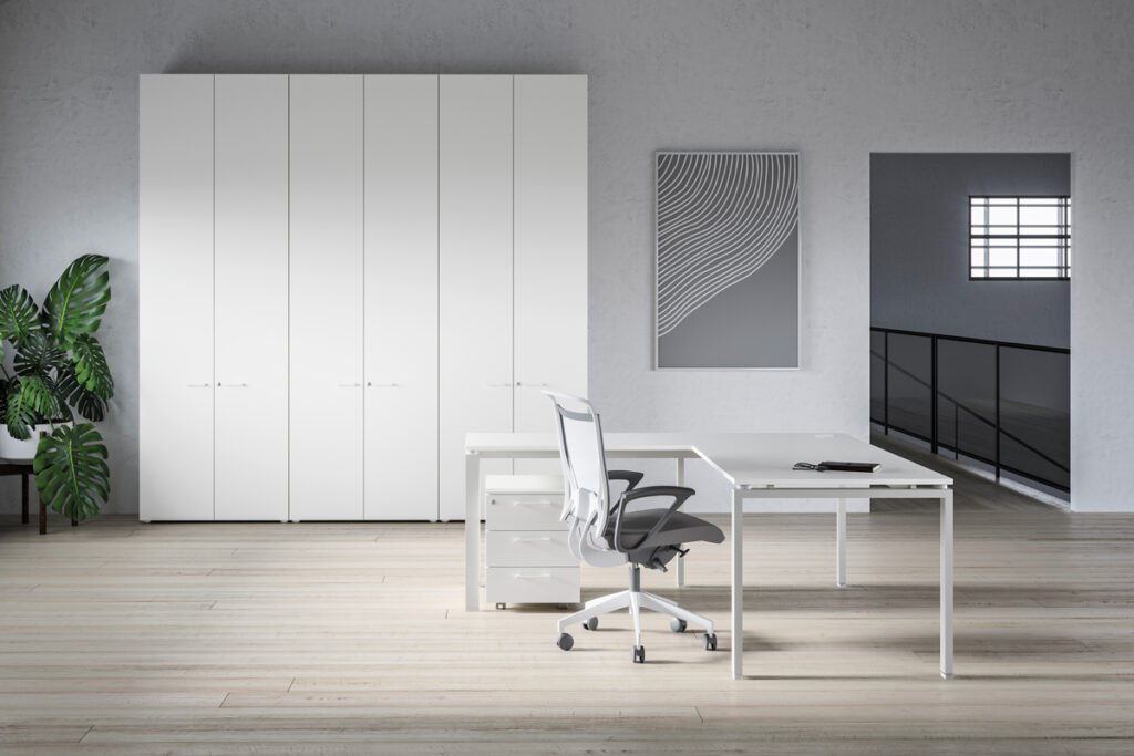 tavolo operativo float office con piano in melaminico bianco e struttura in metallo verniciato bianco