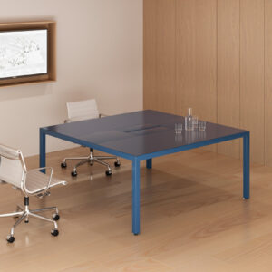 tavolo riunione quadrato fattore alpha in melaminico e metallo verniciato blu