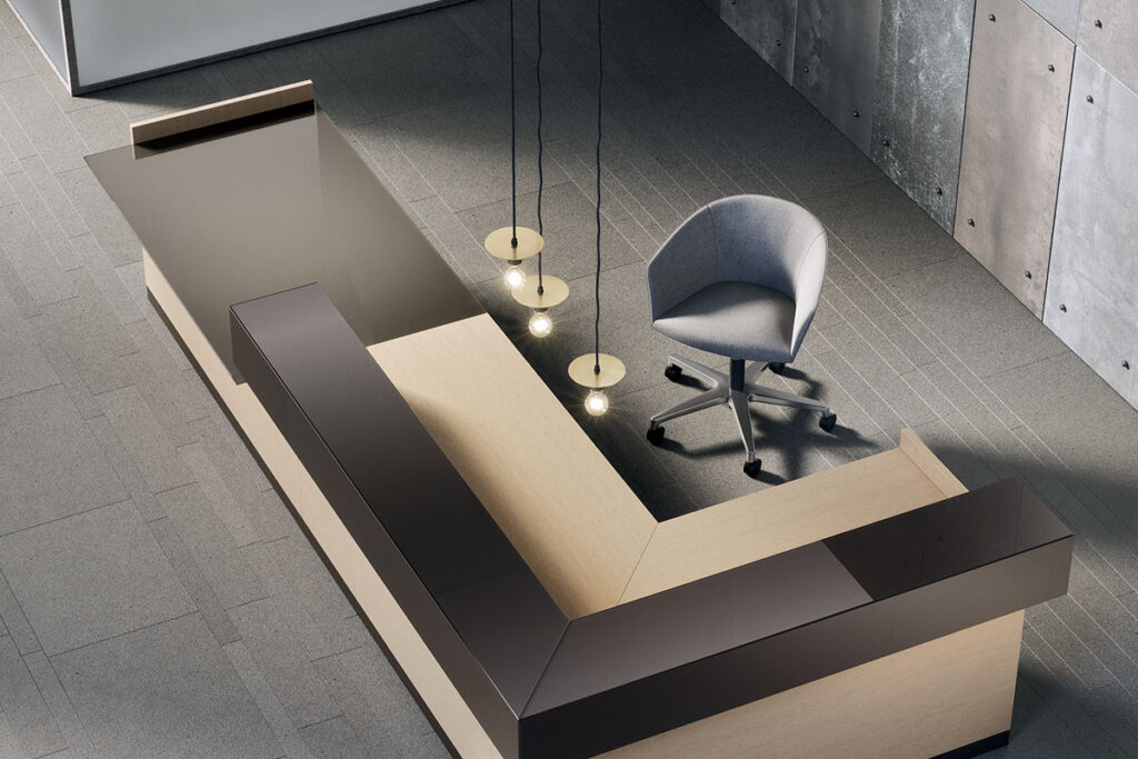 reception toki in legno rovere sbiancato e cristallo brown